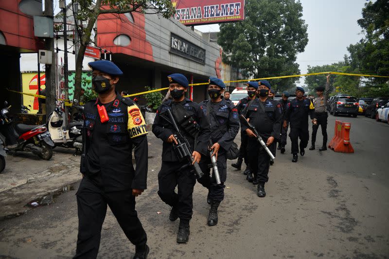 Indonesia police station blast kills one, injures several