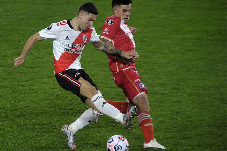 Gonzalo Montiel, en el choque contra Argentinos, por la Libertadores; defiende y ataca