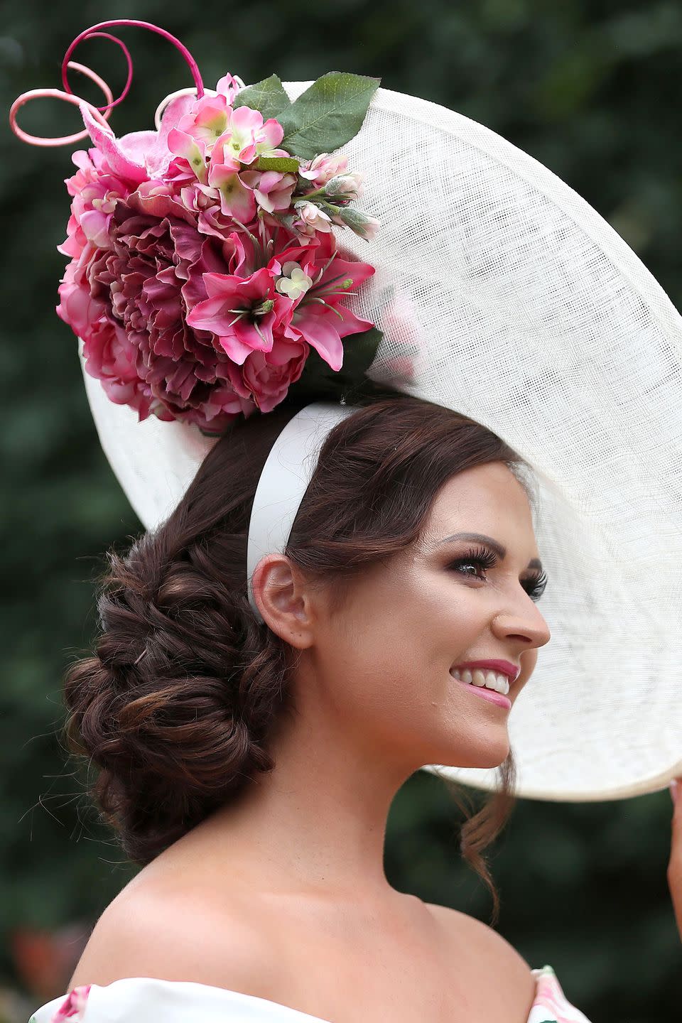 <p>A bouquet came to life in this white and pink headpiece. </p>