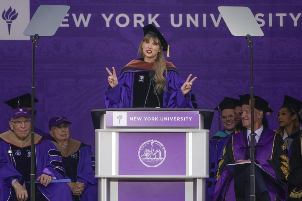 Taylor Swift habla en la ceremonia de graduación de la Universidad de Nueva York en el Yankee Stadium, el miércoles 18 de mayo de 2022. (Foto AP/Seth Wenig)