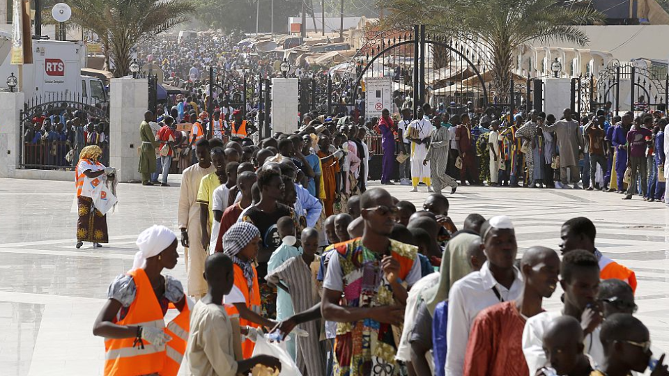 En la tumba del fundador de la hermandad Mouride se suelen concentrar grandes concentraciones durante la peregrinación de Grand Magal.