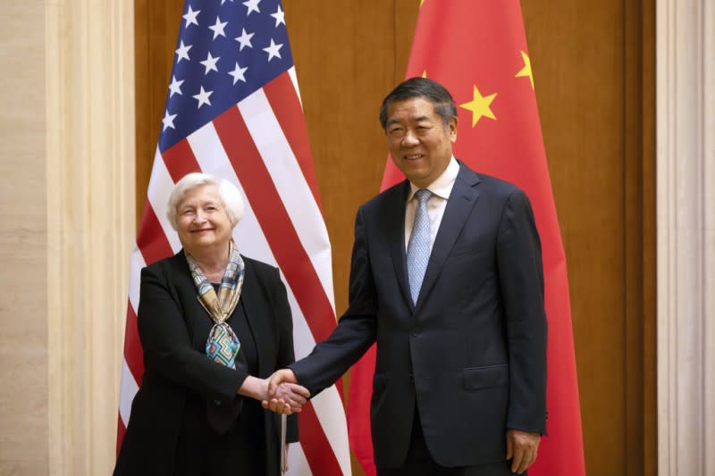 <cite>2023年7月8日，美國財政部長葉倫在北京釣魚台賓館會晤中國國務院副總理何立峰。（美聯社）</cite>