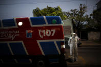 Un trabajador de salud espera para ingresar a un paciente de COVID-19 en el Hospital Llavallol Dr. Norberto Raúl Piacentini en Lomas de Zamora, a las afueras de Buenos Aires, Argentina, el sábado 8 de mayo de 2021. El brote actual de casos de coronavirus ha llenado de pacientes las clínicas en Buenos Aires y las localidades cercanas. (AP Foto/Natacha Pisarenko)