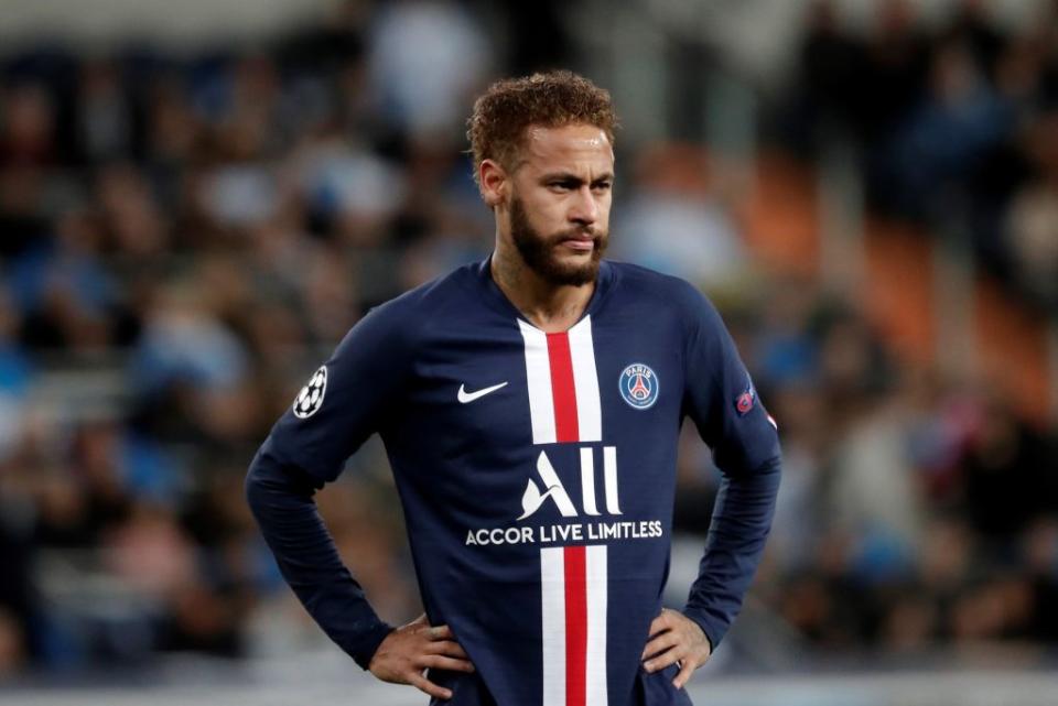 Blessures à répétition, écarts de conduite, accusation de viol… L'année de Neymar n'a pas été un long fleuve tranquille. Une véritable plongée en enfer pour la star du PSG, qui après avoir terni son image avec ses simulations répétées lors du Mondial 2018 en Russie, n'a pas réussi à redresser le tir et a même multiplié en 2019 les frasques et les provocations. Un comportement jugé immature, qui a d'ailleurs eu pour effet de pousser le sélectionneur de l'équipe nationale du Brésil à lui retirer son brassard de capitaine de l'équipe. À ce rythme-là, on peut se demander si l'année 2020 sera celle de sa chute ou de sa rédemption ? ©Burak Akbulut/Anadolu Agency via Getty Images