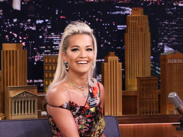 Rita Ora hat ziemlich gute Laune bei Talkmaster Jimmy Fallon in der “The Tonight Show” – und das bei fünfmaligem Outfitwechsel an diesem Tag. (Bild: Andrew Lipovsky/NBC/NBCU Photobank/Getty Images)