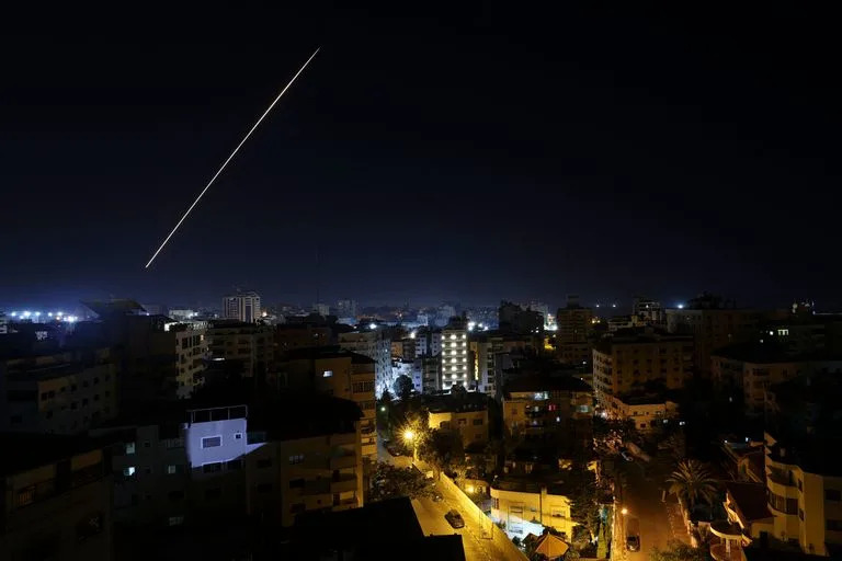 Una larga exposición muestra una estela de luz de un proyectil disparado desde la ciudad de Gaza cuando Israel lanzó ataques aéreos contra el enclave palestino a primera hora del 27 de enero de 2023.