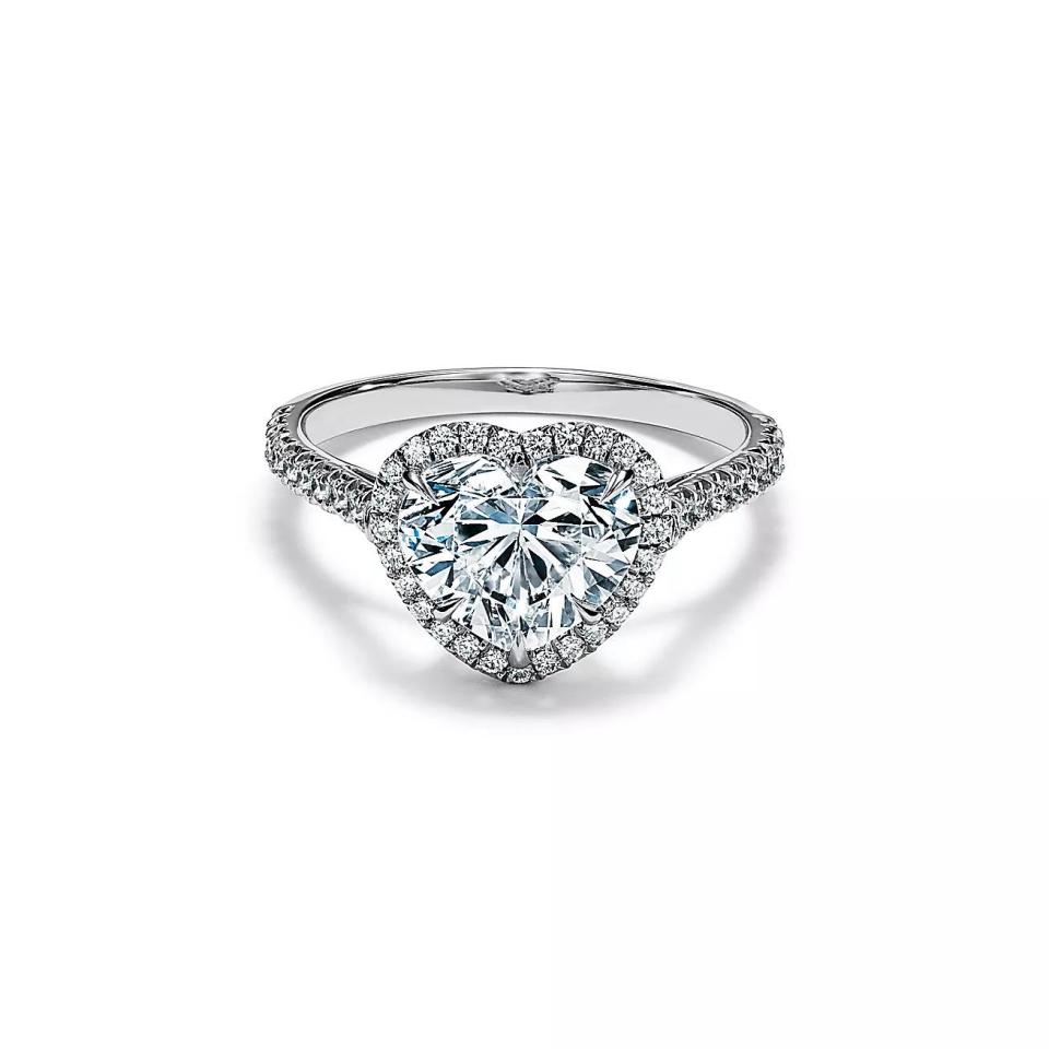Tiffany Soleste 配鑽石鉑金環的心形光環訂婚戒指圖片來源：Tiffany & Co. 