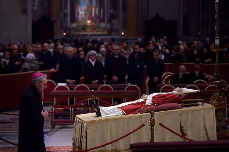 El secretario personal del papa emérito Benedicto XVI, Georg Gänswein, en la capilla ardiente de la basílica de San Pedro del Vaticano, el 2 de enero de 2023. (Stefano Spaziani - Europa Press)