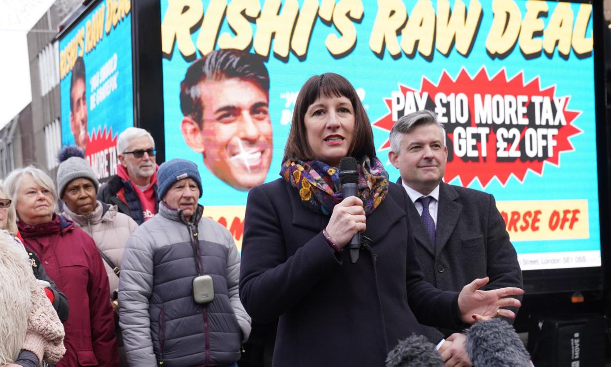 <span>Rachel Reeves unveils Labour’s poster campaign against Rishi Sunak’s cut to NI contributions, Wellingborough, Northamptonshire, 5 January 2024.</span><span>Photograph: Stefan Rousseau/PA</span>