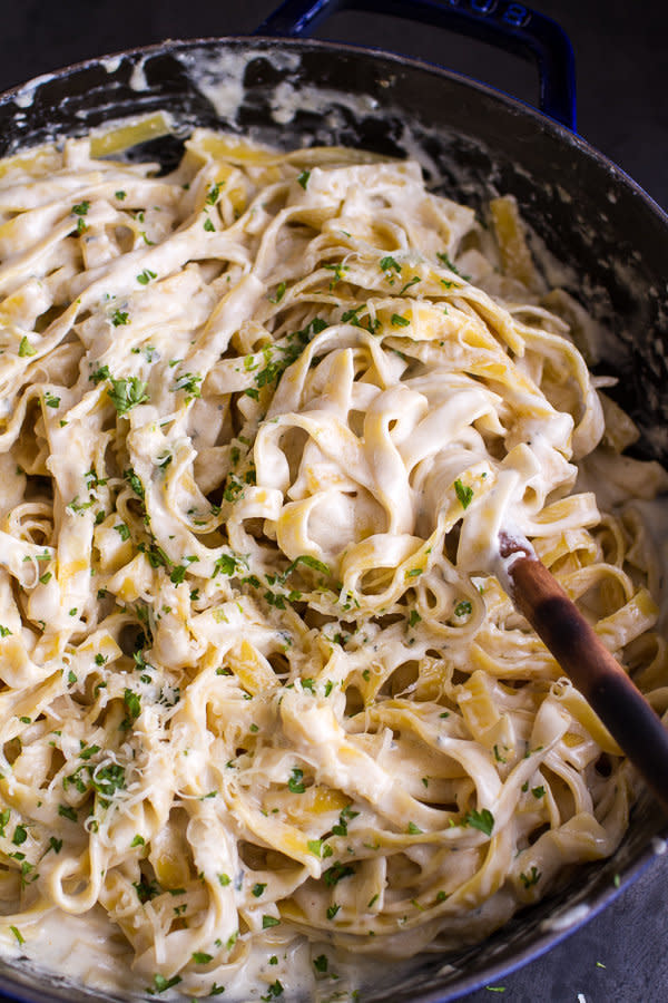 <strong>자세한 레시피는 <a href="http://www.halfbakedharvest.com/one-pan-baked-champagne-cream-sauce-fettuccine-truffle-oil/" target="_blank">여기를 클릭!</a> from Half Baked Harvest</strong>