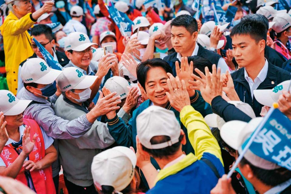 賴蕭競選總部成立大會上，支持者多為中年以上男性。（賴清德團隊提供）