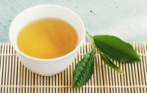 If you suffer from illnesses including sore throats, fever, inflamed joints or excessive thirst, a Chinese medicine practitioner might diagnose you as having too much heat in your body (fire). In this instance, they would suggest eating foods that reduce the heat – like rocket and kale, or drinking green tea.