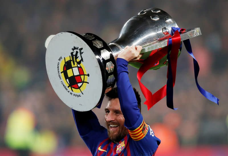 Foto de archivo del capitán del Barcelona Lionel Messi con el trofeo de la liga española