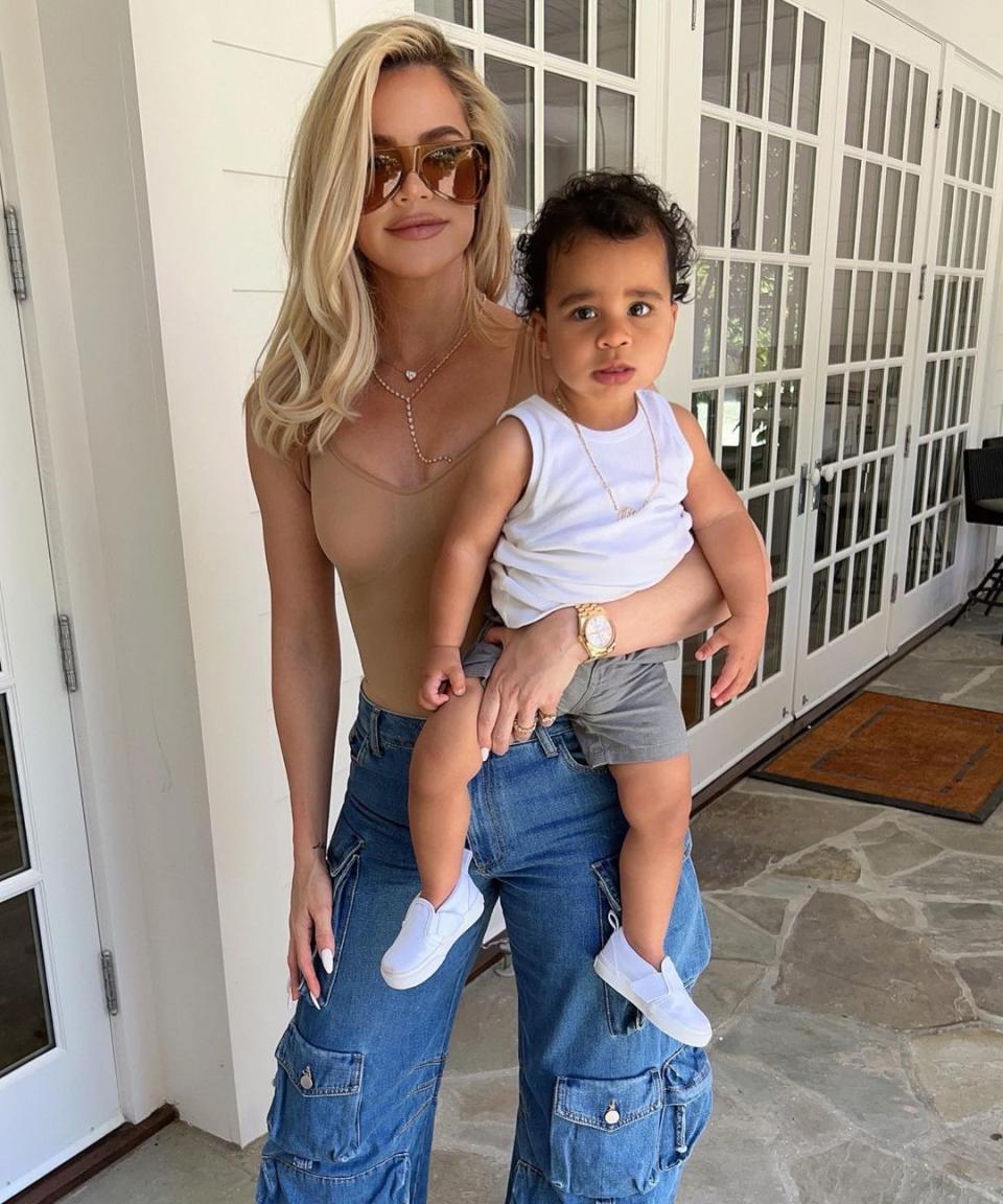 Khloe Kardashian holding Tatum Thompson