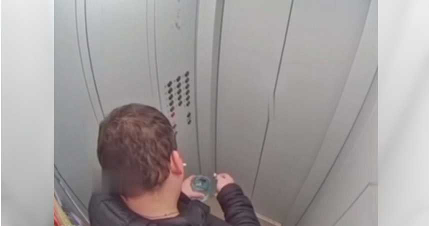 男子在電梯內用打火機點燃酒杯。（圖／翻攝自Vlad Orza YouTube）