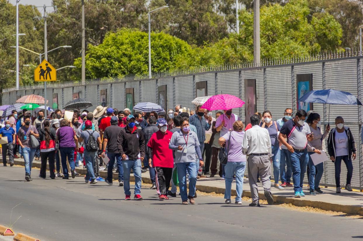 Cola para recibir la vacuna contra la covid-19 en Puebla (México). <a href="https://www.shutterstock.com/es/image-photo/puebla-mexico-march-29-2021-covid19-1945871599" rel="nofollow noopener" target="_blank" data-ylk="slk:Alejandro_Munoz / Shutterstock;elm:context_link;itc:0;sec:content-canvas" class="link ">Alejandro_Munoz / Shutterstock</a>