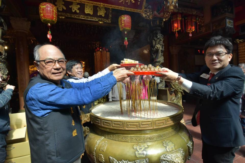 中壢仁海宮發送酒精噴霧前特別過香爐請媽祖賜福。（圖／翻攝自中壢仁海宮 – 中壢媽 Renhai Temple粉專）