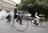 <p>Competitors dresses up in tweed take part in the annual Tweed Run Bicycle Ride in London on May 6, 2017. (Photo: ZUMA Press) </p>
