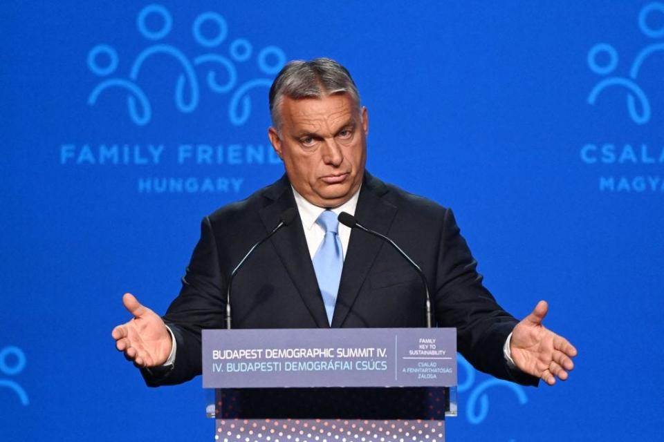 Ο Ούγγρος πρωθυπουργός Βίκτορ Ορμπάν εκφωνεί ομιλία σε μια σκηνή κατά τη διάρκεια της Δημογραφικής Συνόδου Κορυφής του 2021 στη Βουδαπέστη.