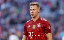 Eigentlich wollte er einer Debatte um seine Person vorbeugen. Nach Joshuas Kimmichs Aussagen am Sky-Mikrophon ist jedoch das Gegenteil geschehen. Dass der Nationalspieler in Diensten des FC Bayern München wegen "fehlender Langzeitstudien" bislang auf die Coronaschutzimpfung verzichtet, sorgt für teils erhitzte Diskussionen. (Bild: Roland Krivec / DeFodi Images via Getty Images)