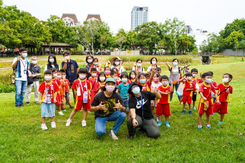 南屯師生戶外上課趣　黎新公園變身大自然水教室