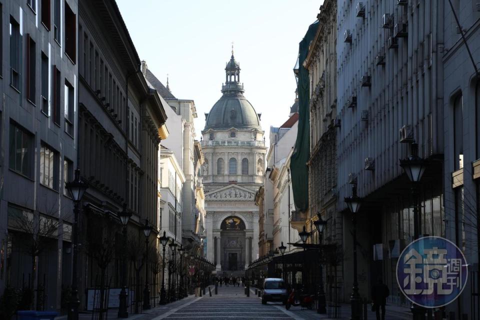 從多瑙河畔走向「聖史帝芬大教堂 St. Stephen's Basilica」，會先看到尖塔。