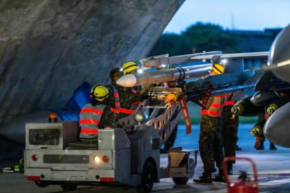 武掛分隊官兵駕駛掛彈車，其餘人員注意彈體的固定及周邊狀況，確保任務安全。（軍聞社記者周昇煒攝）