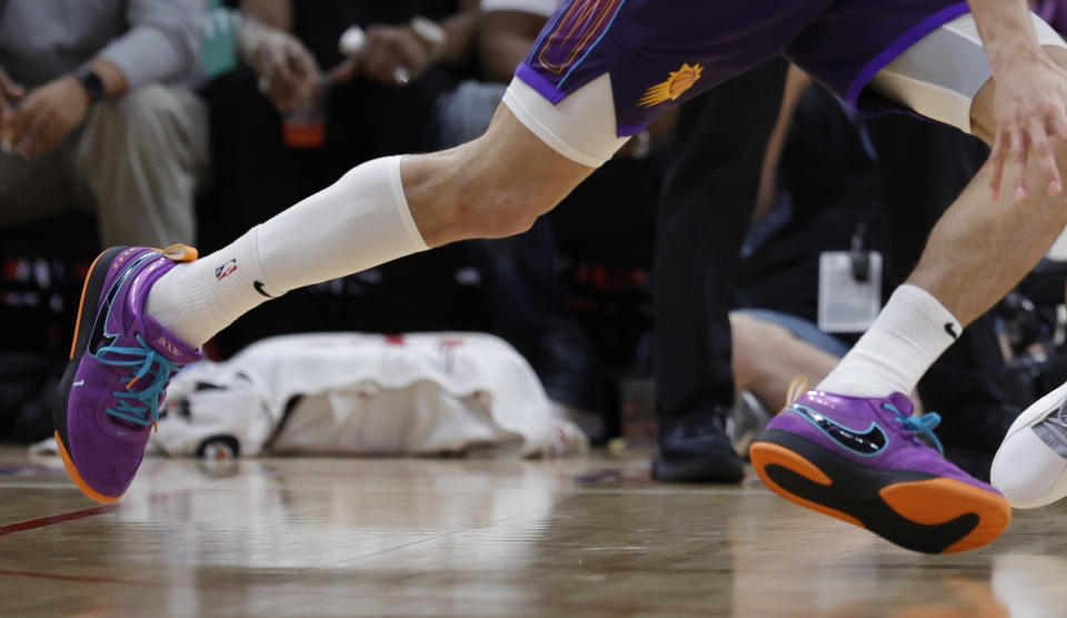 HOUSTON, TEXAS - FEBRUARY 23: Devin Booker #1 of the Phoenix Suns controls the bal around Jabari Smith Jr. #10 of the Houston Rockets during the second half at Toyota Center on February 23, 2024 in Houston, Texas. NOTE TO USER: User expressly acknowledges and agrees that, by downloading and or using this photograph, User is consenting to the terms and conditions of the Getty Images License Agreement. (Photo by Carmen Mandato/Getty Images)