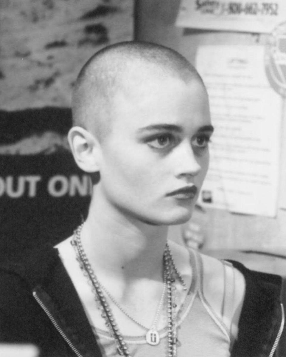 Robin Tunney (”Empire Records”, 1995): Un año antes de que el mundo la conociera como una joven bruja en “The Craft”, interpretó a Deb una trabajadora de una tienda de discos que se afeitaba la cabeza luego de intentar suicidarse.