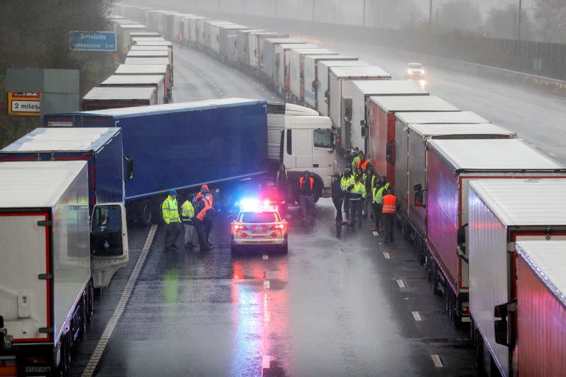 Camiones aparcados en la autopista M20 cerca de Ashford