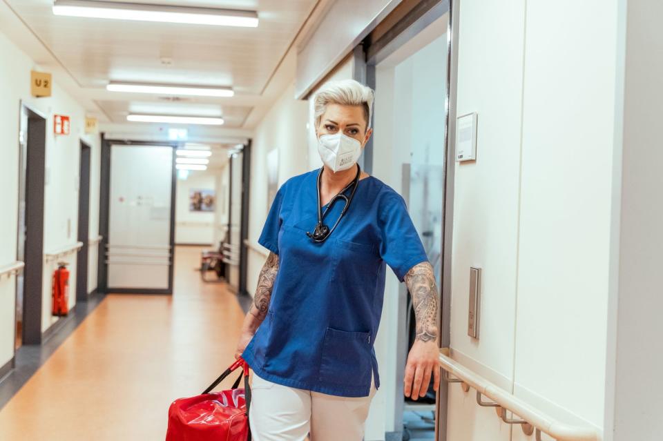 "Doc Caro" berichtet aus ihrem hektischen und stressigen Alltag in der Notfallmedizin in der Helios Klinik in Duisburg. (Bild: SAT.1 / Julia Feldhagen)