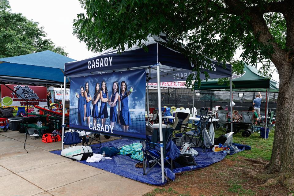 El tenis femenino Casady instala una tienda de campaña cerca de un árbol de sombra para el campeonato de tenis femenino OSSAA en el Oklahoma City Tennis Center el viernes 3 de mayo de 2024.