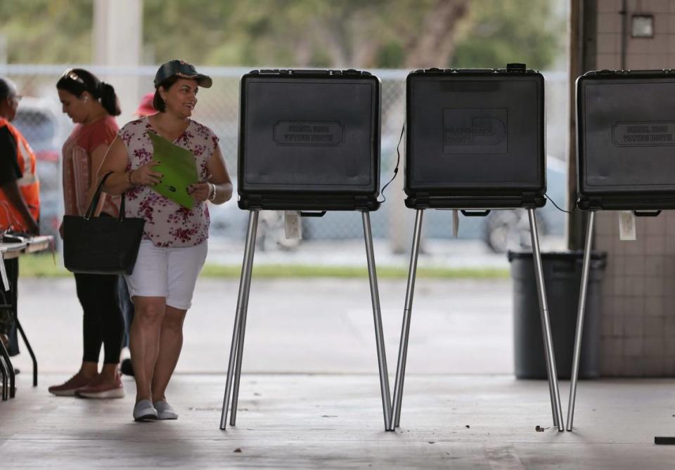 Los residentes de Hialeah votan en la Estación de Bomberos #5 de Hialeah durante las primarias de la Florida con ayuda de trabajadores electorales, el martes 23 de agosto de 2022.