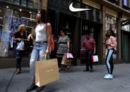 <p>Leute spazieren an einem Nike-Store in New York City vorbei. Nike kündigte am Donnerstag an, dass man in Zukunft mehr Schuhe direkt im Onlinevertrieb verkaufen möchte. Diese Restrukturierung soll 1400 Arbeitsplätze kosten. (Bild: AP Photo/Michael Noble Jr.) </p>