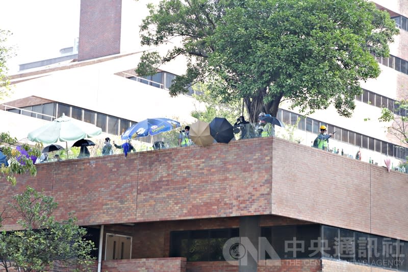 理工大學學生守在校園一角，防止防暴警察進入。（中央社）