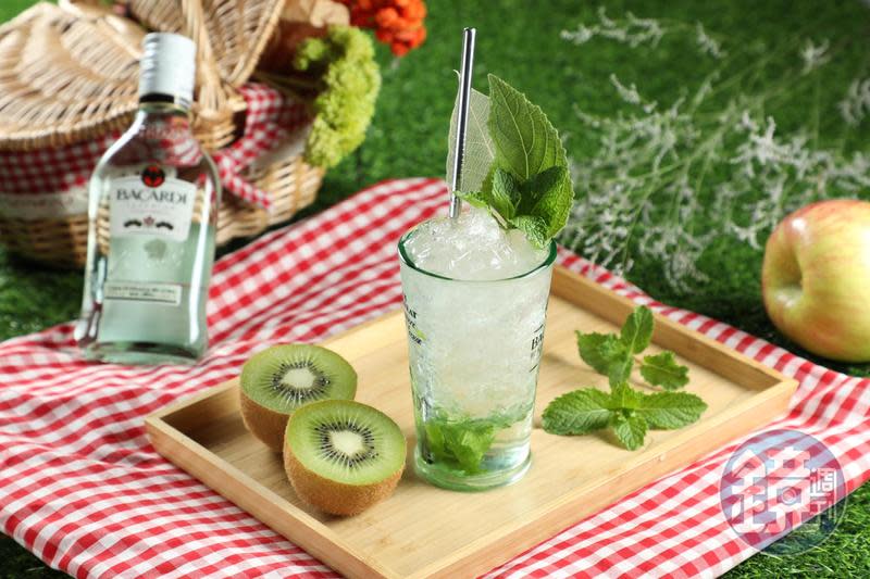 「Bacardi Kiwi Mojito」用儀器測奇異果糖度，確保每杯都不會因為太酸而銳利。（To Infinity and Beyond，899元／4杯份）