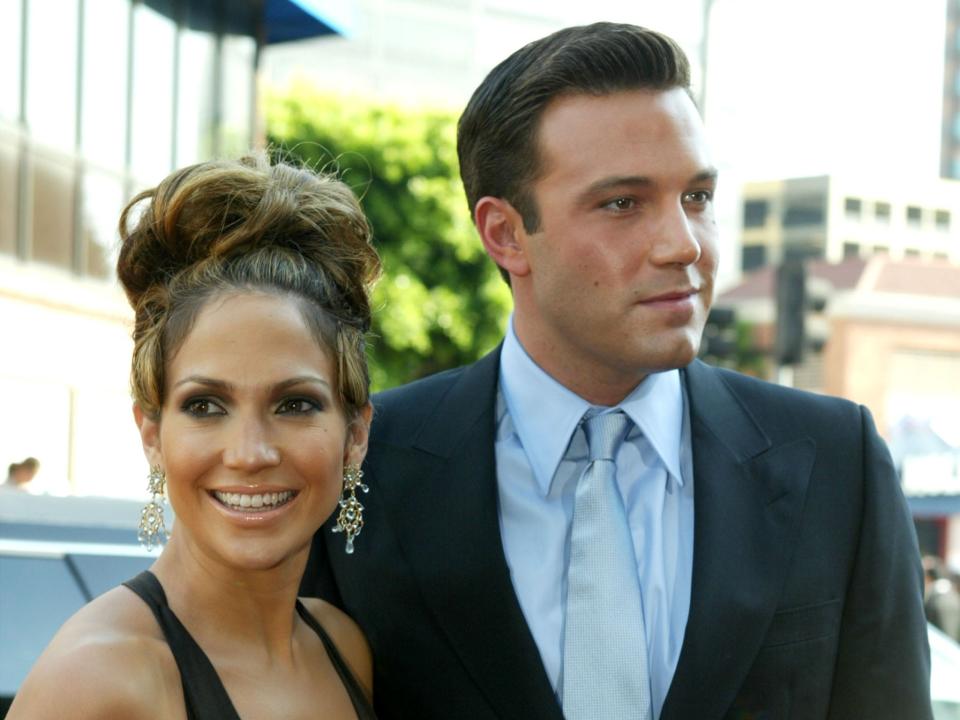 La ex pareja Jennifer Lopez y Ben Affleck asisten al estreno de Gigli en 2003 (Kevin Winter/Getty Images)