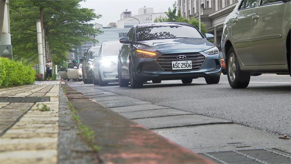 停車插隊險釀擦撞「網轟沒水準」　警方回應「這樣說」