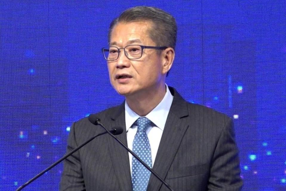 香港財政司長陳茂波透露，香港有可能會在今年春季末期放寬口罩令。