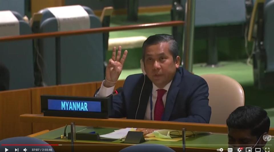 緬甸駐聯合國（UN）大使覺莫敦26日高舉三指向抗爭者致敬，並表示「這場革命務必要贏」。（ 圖取自United Nations YouTube網頁youtube.com ）