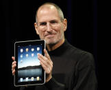 Aunque ya algunas marcas habían presentado sus modelos de tableta, no fue hasta la aparición del iPad de Apple cuando estos dispositivos alcanzaron el éxito comercial. Steve Jobs presentó en enero de 2010 la primera generación, que salió al mercado en el mes de abril de aquel año. Por su sencillez y rapidez consiguió romper el dominio de los ordenadores de escritorio. (Foto: Paul Sakuma / AP).