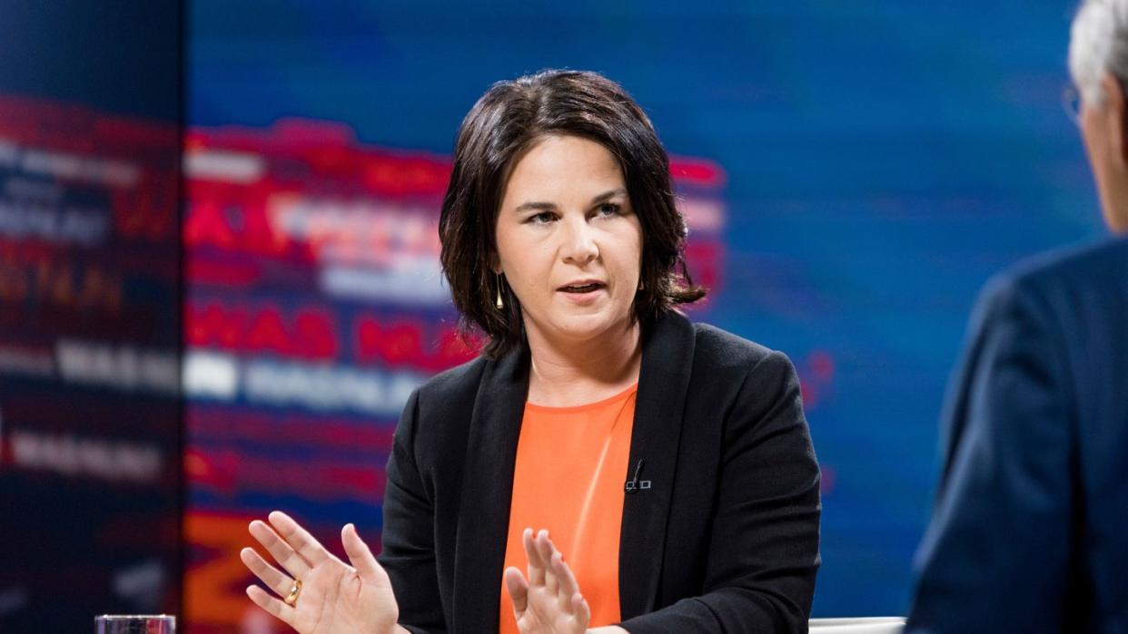 Annalena Baerbock, Kanzlerkandidatin von Bündnis 90/Die Grünen,  spricht in der ZDF-Sendung «Was nun,...?» mit Peter Frey. (Archivbild)