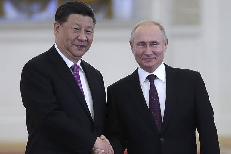 HANDOUT - 05 June 2019, Russia, Moscow: Russian President Vladimir Putin meets with Chinese President Xi Jinping at the Kremlin. Photo: -/Kremlin/dpa - ATTENTION: editorial use only in connection with the latest coverage and only if the credit mentioned above is referenced in full