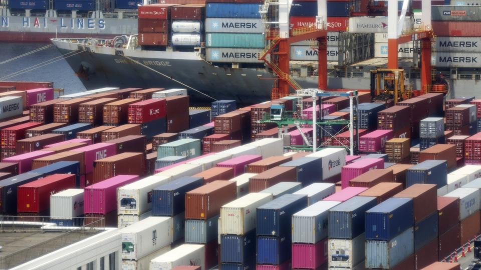 Container in einem Hafen in Yokohama: Die Ausfuhren zwischen Januar und Juni im Vergleich zum gleichen Vorjahreszeitraum verringerten sich um 15,4 Prozent.