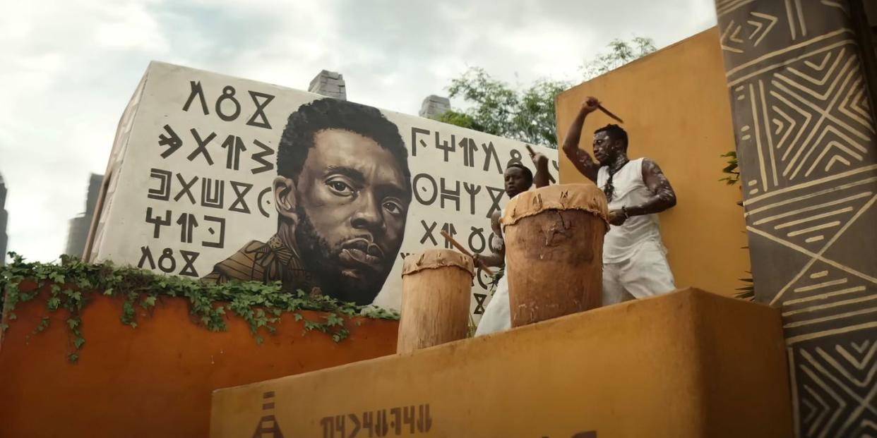 black panther wakanda forever, aka black panther ii, chadwick boseman on mural, 2022 © marvel  © walt disney studios motion pictures  courtesy everett collection