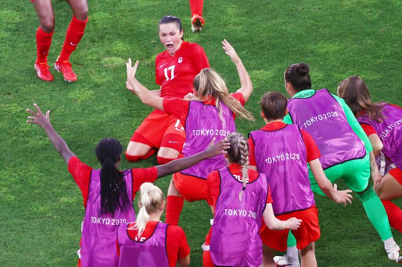 Foto del lunes de la canadiense Jessie Fleming celebrando con sus compañeras tras marcar ante EEUU.