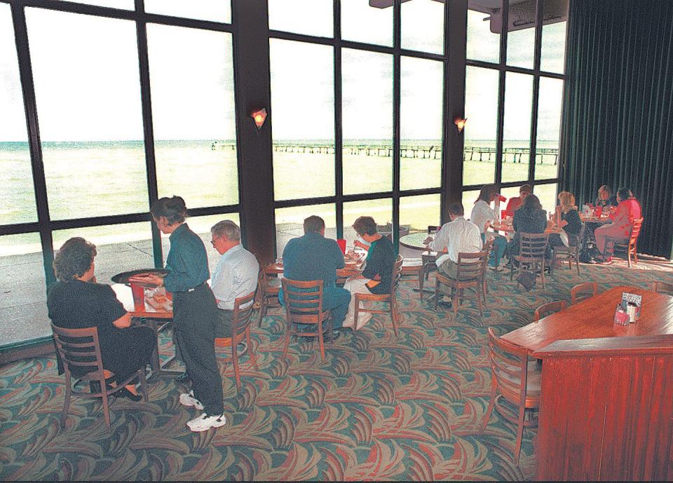 Customers at County Line restaurant in Corpus Christi on Ocean Drive enjoy the view of the bay and Oso Pier on Dec. 3, 1997.  