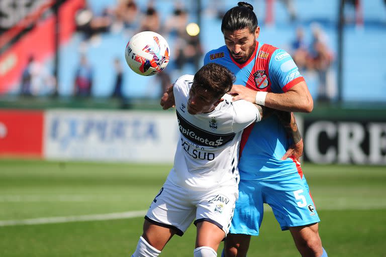 Gimnasia juega contra Arsenal en el Bosque