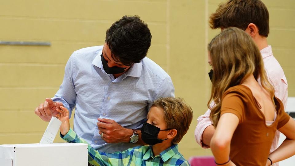 Premier Justin Trudeau mit seinen Kindern bei der Stimmabgabe in Montreal.