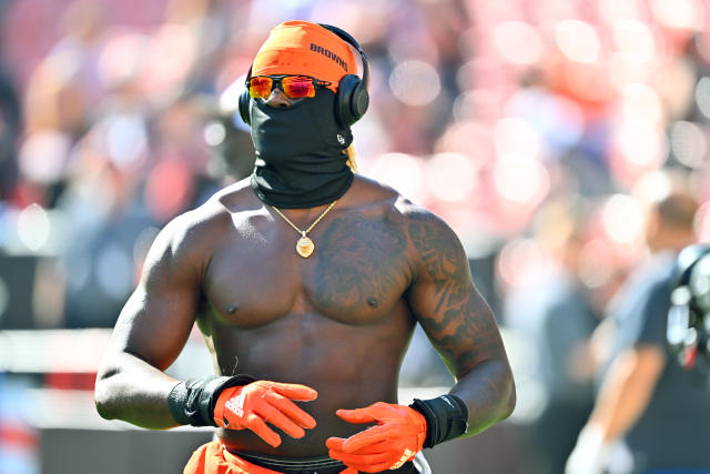 Browns TE David Njoku Arrives for Week 4 vs. Ravens in Full Mask